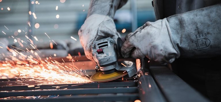 ¿Cuáles son las obligaciones de una empresa en caso de accidentes laborales cubiertos por una ART?